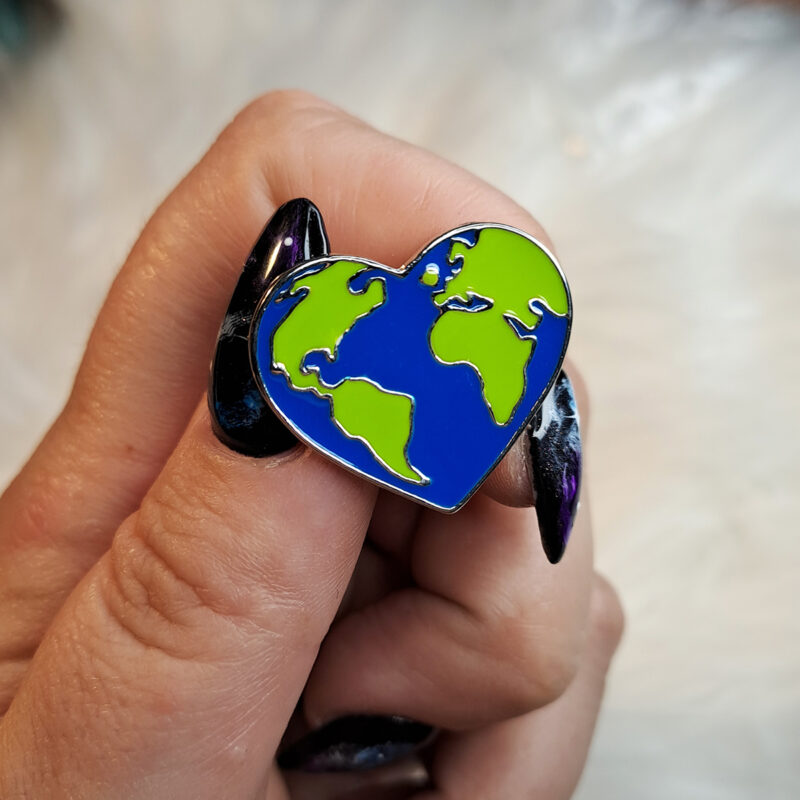 Love Planet kitűző