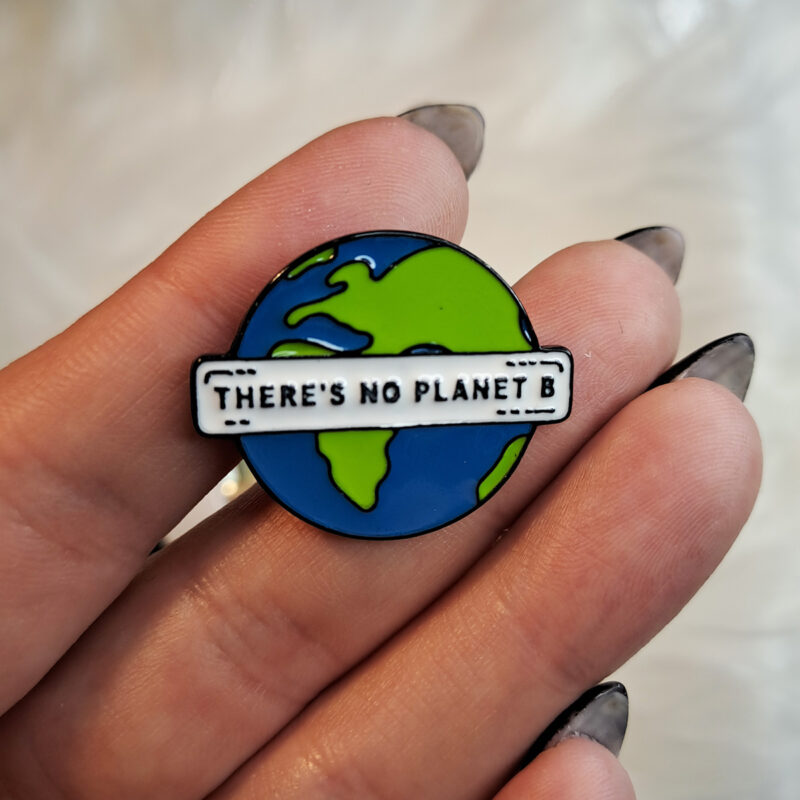 No planet B kitűző