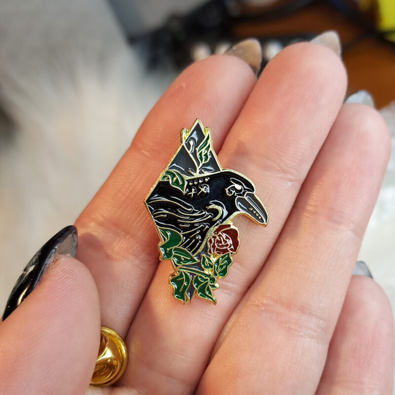 Rose raven kitűző