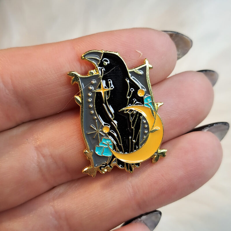 Yellow moon raven kitűző
