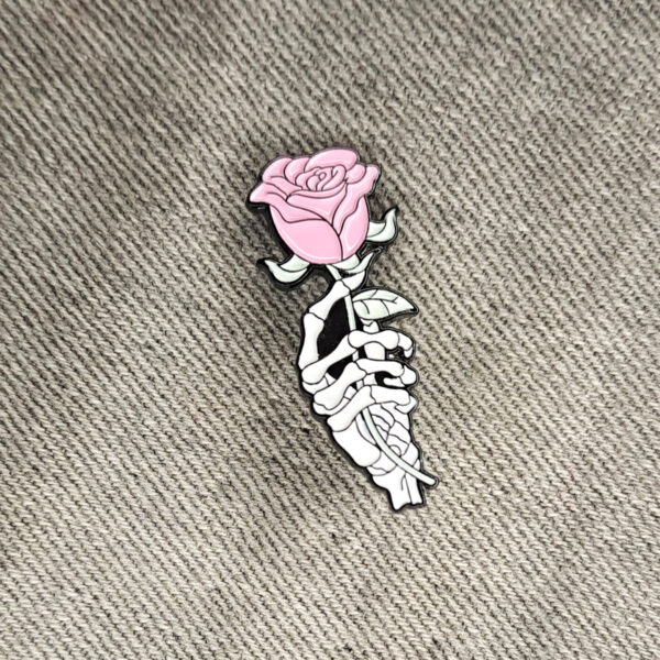 Killer rose kitűző