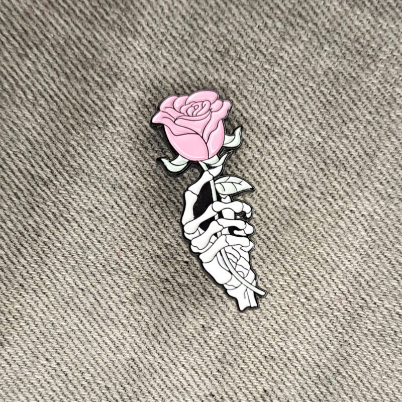 Killer rose kitűző