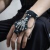 Skeleton hand karkötő