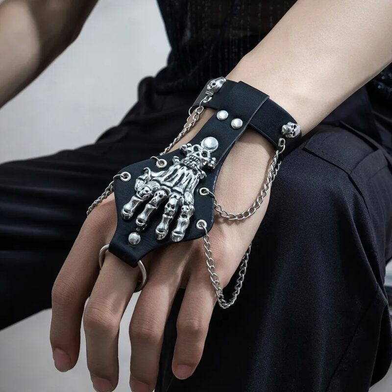 Skeleton hand karkötő